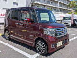 アルミホイール付きで足元の印象が引き締まって見えます。クルマのオシャレも足元から見られるかも知れませんね。