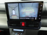 【パノラマモニター】上からの映像を表示。前後左右のカメラで合成し、運転席からの目視だけでは確認しにくい状況をリアルタイムで見晴らせます