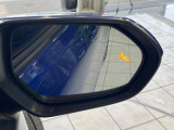 【ブラインドスポットモニター】走行中、ドアミラーの死角になりやすい箇所に後続車が接近するとサイドミラーのレンズに警告を表示!ドライバーに注意喚起をしてくれます。