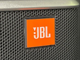 【JBLサウンドシステム】メーカーオプションの高品位サウンドシステムを搭載。専用のチューニングが施された大小様々なスピーカーから良質なサウンドが奏でられ、臨場感あふれる音響空間を演出します。