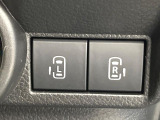 【両側パワースライドドア】スマートキーや運転席のスイッチで後席両側スライドドアの開閉が可能♪電動だから力を入れてドアを開ける必要が無く、小さなお子様でも簡単に開け閉めでき快適です♪