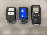 スマートキーを装備しています。鍵を差し込むことなくドアロックの開け閉めと、スタートボタン操作でのエンジンスタートができます。加えて、純正リモコンエンジンスターター用の操作キーもついています。