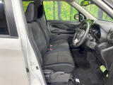 運転席まわりには十分なスペースがあり、大柄な方でもゆったり運転していただける環境です。