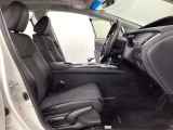 広い足元にゆったり座れるシートには肘掛けも装備しており長距離の運転でも疲れにくくなってます。女性でも運転がしやすいように、シートの高さ調整機能(シートリフター)がついています。