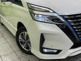 【LEDヘッドライト】悪天候や夜間走行時も良好な視界を確保し安心して運転できる高輝度LEDヘッドライトを装備!点灯速度が早く、消費電力も抑えられています。
