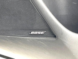 【BOSEサウンドシステム】メーカーオプションの高品位サウンドシステムを搭載。専用のチューニングが施された大小様々なスピーカーから良質なサウンドが奏でられ、臨場感あふれる音響空間を演出します。