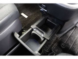 格納式のドリンクホルダーを装備しています。ホルダー部分をスライドすれば収納トレイとしても使用できます。使わない時は格納しておけるので邪魔になりません。