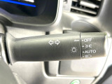 【オートライト】周りの明るさに応じて自動でヘッドライトの点灯・消灯ができる機能です!ライトの付け忘れ・消し忘れなどが無くなり、雨の日や夕方の走行も安心!トンネル通過時も便利ですね♪