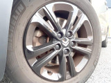 ●純正16インチアルミホイール:輸入車ならではの卓越した走りを支えるホイールと足回りです!日本車の走りに慣れている方にもぜひ体感して頂きたいほど、高いレベルでまとまっています!