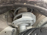 お車を安心してお乗りいただく為には、足回りの定期点検が欠かせません。サービスサポート(有償保証)では無料点検もご提供しており、安心のカーライフをお過ごしいただけるサポート体制が整っています。
