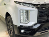 【LEDヘッドライト】悪天候や夜間走行時も良好な視界を確保し安心して運転できる高輝度LEDヘッドライトを装備!点灯速度が早く、消費電力も抑えられています。