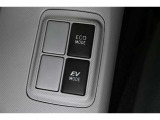 3つの走行モードがあります。『EVモード』はモーターのみで走行しガソリンを消費しないハイブリッド車ならではの環境にも優しい走行です。