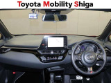 すっきりとしたデザインで上品な色使いの運転席周りですね。居心地の良い運転席、長く座ってられるリラックスできるデザインがいいですね。