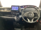 車内は光触媒抗菌消臭施工済です。インパネ周りはスタイリッシュなデザインで機能や装備も充実しています。グローブボックスやカップホルダーのほかにトレーなどたくさんの収納スペースが付いています。