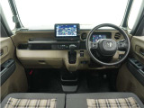 ◆視界広々で非常に運転しやすくロングドライブでも疲れを感じさせないすっきりとまとまったインパネ周りです。