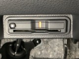 ハンドルの真下にETCがついています。高速道路の料金所の通過も楽々です。 カードの取り出しもしやすい場所についています。