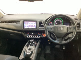 車内は光触媒抗菌消臭施工済です。スタイリッシュなデザインでスポーティなインパネ周りを演出します。グローブボックスやカップホルダーのほかにトレーなどたくさんの収納スペースが付いています。