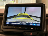 リバースギアに入れるだけで後方の表示へ切り替わります。夜間や雨の日の駐車も楽になりますよ。
