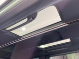 【ガラスルーフ】ガラスルーフ搭載で車内の解放感が一気にアップ!開放的なドライブをお楽しみいただけます。