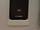 【ETC】有料道路を利用する際に料金所で停止することなく通過できる、ETC車載器(ノンストップ自動料金収受システム機器)が装備されています。セットアップを行うことで利用可能になります。