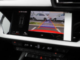 バックカメラを装備し、駐車時の後方確認をサポートします。