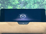 【12.3インチマツダコネクト】車内の雰囲気にマッチした大型ディスプレイ。スマホ接続でのナビ使用やBluetooth再生等、様々な機能が楽しめます。直感的なダイヤル操作が可能で、使い勝手も良好です。
