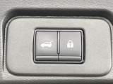 【パワーバックドア】スマートキーや運転席のボタンを押すだけでリアゲートが自動で開閉します!荷物を持っている時や、高い位置にあるバックドアを閉める際に便利な機能です♪