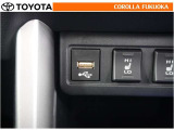 ポータブルオーディオなどの機器を接続して、車両のスピーカーで聞くことができます。