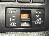 【両側パワースライドドア】スマートキーや運転席のスイッチで後席両側スライドドアの開閉が可能♪電動だから力を入れてドアを開ける必要が無く、小さなお子様でも簡単に開け閉めでき快適です♪