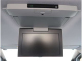 【後席モニター】ナビ(地デジTV機能・DVDビデオ再生機能ナビ付きナビのみ)と連動してTVやDVDビデオが観られます!ロングドライブでも同乗者お子様やも飽きませんね!