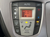 【オートエアコン】一度お好みの温度に設定すれば、車内の温度を検知し風量や温度を自動で調整。暑い&hellip;寒い&hellip;と何度もスイッチ操作をする必要はありません。快適な車内空間には必須の機能ですね♪