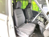 運転席まわりには十分なスペースがあり、大柄な方でもゆったり運転していただける環境です。