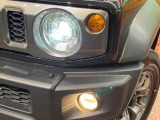 【LEDヘッドライト】悪天候や夜間走行時も良好な視界を確保し安心して運転できる高輝度LEDヘッドライトを装備!点灯速度が早く、消費電力も抑えられています。