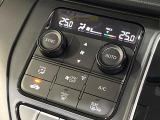 【オートエアコン】一度お好みの温度に設定すれば、車内の温度を検知し風量や温度を自動で調整。暑い&hellip;寒い&hellip;と何度もスイッチ操作をする必要はありません。快適な車内空間には必須の機能ですね♪