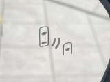 【ブラインドスポットモニター】走行中、ドアミラーの死角になりやすい箇所に後続車が接近するとサイドミラーのレンズに警告を表示!ドライバーに注意喚起をしてくれます。