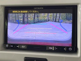 【バックカメラ】駐車時に後方がリアルタイム映像で確認できます。大型商業施設や立体駐車場での駐車時や、夜間のバック時に大活躍!運転スキルに関わらず、今や必須となった装備のひとつです!