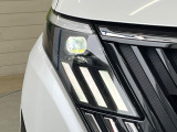 【LEDヘッドライト】悪天候や夜間走行時も良好な視界を確保し安心して運転できる高輝度LEDヘッドライトを装備!点灯速度が早く、消費電力も抑えられています。