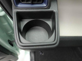 カップホルダーは運転席や助手席からちょうど手の届く位置です!!