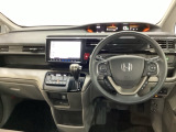 車内は光触媒抗菌消臭施工済です。インパネ周りはスタイリッシュなデザインで機能や装備も充実しています。グローブボックスやカップホルダーのほかにトレーなどたくさんの収納スペースが付いています。
