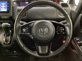 ハンドルにHondaセンシング系のクルーズコントロールやレーンキープアシストなどのスイッチと、オーディオの操作スイッチが装備されています。ハンドルから手を離さず安全に操作できます。