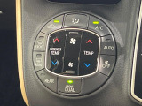 【左右独立型フルオートエアコン】運転席と助手席でそれぞれお好みの温度に設定可能。同乗者にも配慮した、快適な空調をお届け致します。