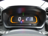【自発光式デジタルメーター】スピードメーターはデジタル表示です。また、燃費のいい運転をすると、イルミネーションがアンバーからグリーンへ。グリーンの状態を長く保つだけで上手にエコドライブができます。