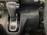 CVT車のセレクトレバーです。低速から高速まで、変速ショックのないスムーズな走りを実現するとともに、エンジン効率のよい領域を維持することで燃費にも貢献します。