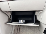 【グローブボックス】大容量のグローブボックスです!!車検証ケース他、日頃使う小物類の収納スペースもたくさんあります!