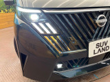 【LEDヘッドライト】悪天候や夜間走行時も良好な視界を確保し安心して運転できる高輝度LEDヘッドライトを装備!点灯速度が早く、消費電力も抑えられています。