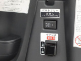 電動ウインチは、車いすをスロープ上で自動的に引き上げる装置です。介助者が大きな力を使わなくても車いすを乗車させることが出来ます。