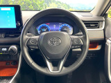 インテリアに合わせたデザインのステアリングは、運転される方のことも考え、運転しやすい形状、大きさです。是非一度、実際に触ってお確かめください。