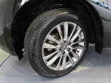 トヨタ純正アルミホイール。タイヤサイズは235/55R18です。