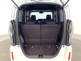 開口部も広く荷物の積み下ろしもしやすいお車となっております。シートの背もたれは5:5の割合で背もたれを可倒でき、前後のシートスライドもできるので荷室をひろげることができます。