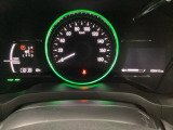ハイブリット車専用のメーターです。中央のスピードメーターより左右のサブデスプレイで燃費や動力伝達などの情報が見れるようになっています。